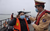 Cục Cảnh sát giao thông phát khẩu trang miễn phí phòng dịch virus Corona trên đường thủy